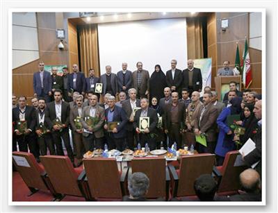 با حضور معاون آموزش و ترویج آیین بزرگداشت تجلیل از تولیدكنندگان برتر ملی و استانی بخش كشاورزی در  استان قزوین برگزار شد